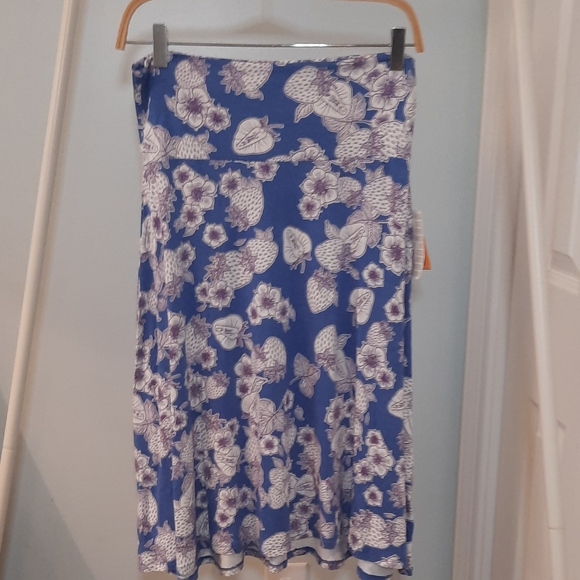 NWT LuLaRoe Azure Strawberry Print Skirt sz Medium - Picture 1 of 4